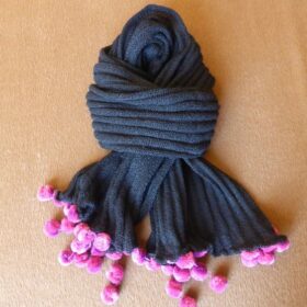 Echarpes noires à pompons – Fuchsia
