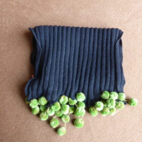 Echarpes noires à pompons