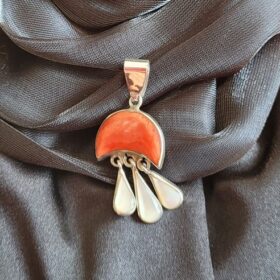 Les Pendentifs – Demi cercle spondyle orange avec pendentifs