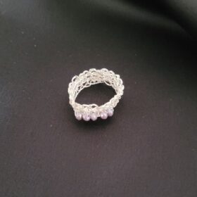 Bagues en fil d&rsquo;argent – Perles de verre violète